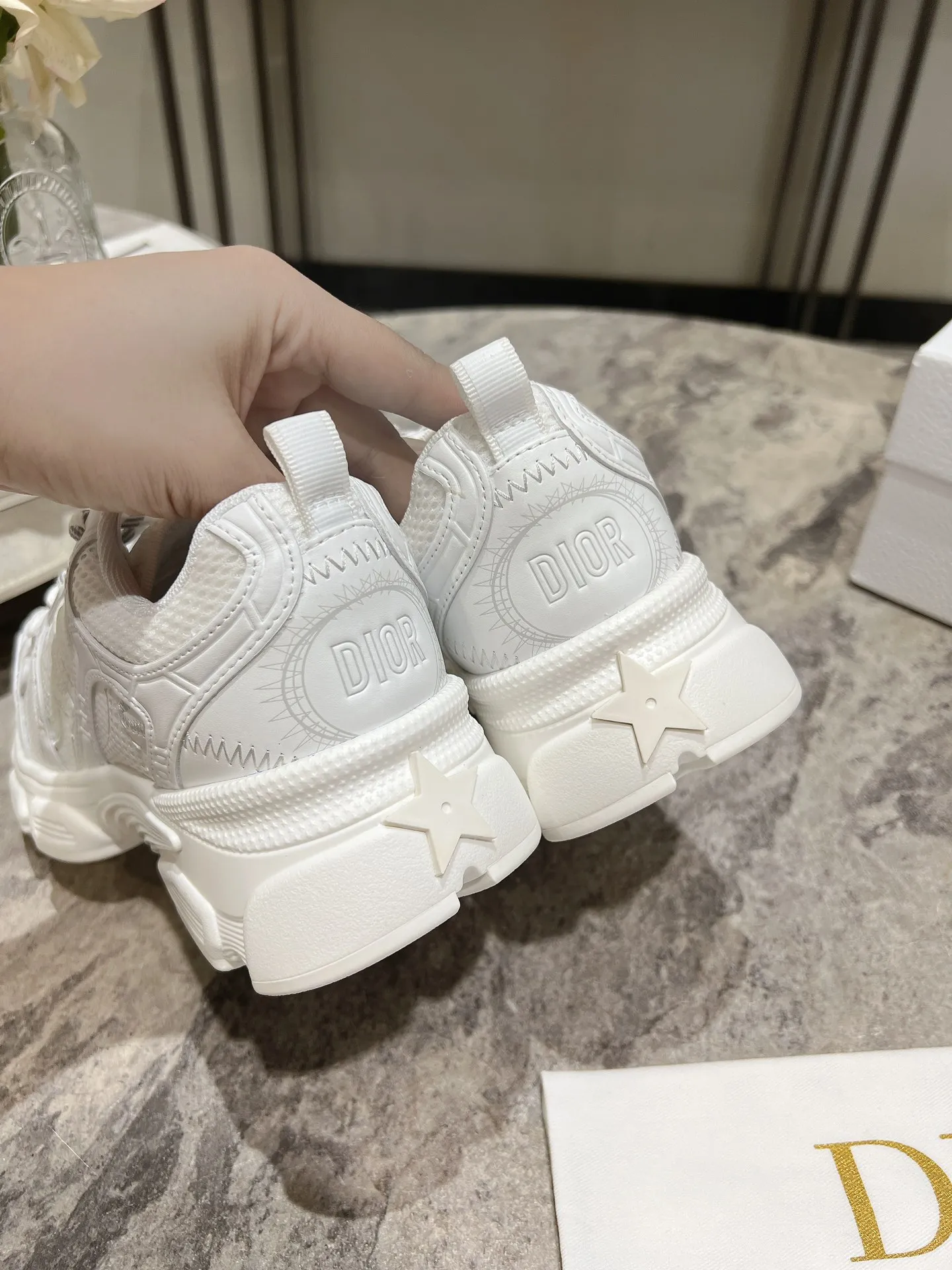 👟👟Ex-factory price 600👟👟 The latest hot model, the star model 2024 main hot product, the newly released Dior Chrono new casual sports shoes, running shoes, dad shoes are really cool, full of futuristic feeling! Really cool! Once again interpreting Dior's concept of cool fashion, the lucky star will bless you with good luck. The new EVA sole is super light and super soft! A perfect replica of the original! Fully matched material and mold! ! Women’s size: 35-39 (40.41 customized)